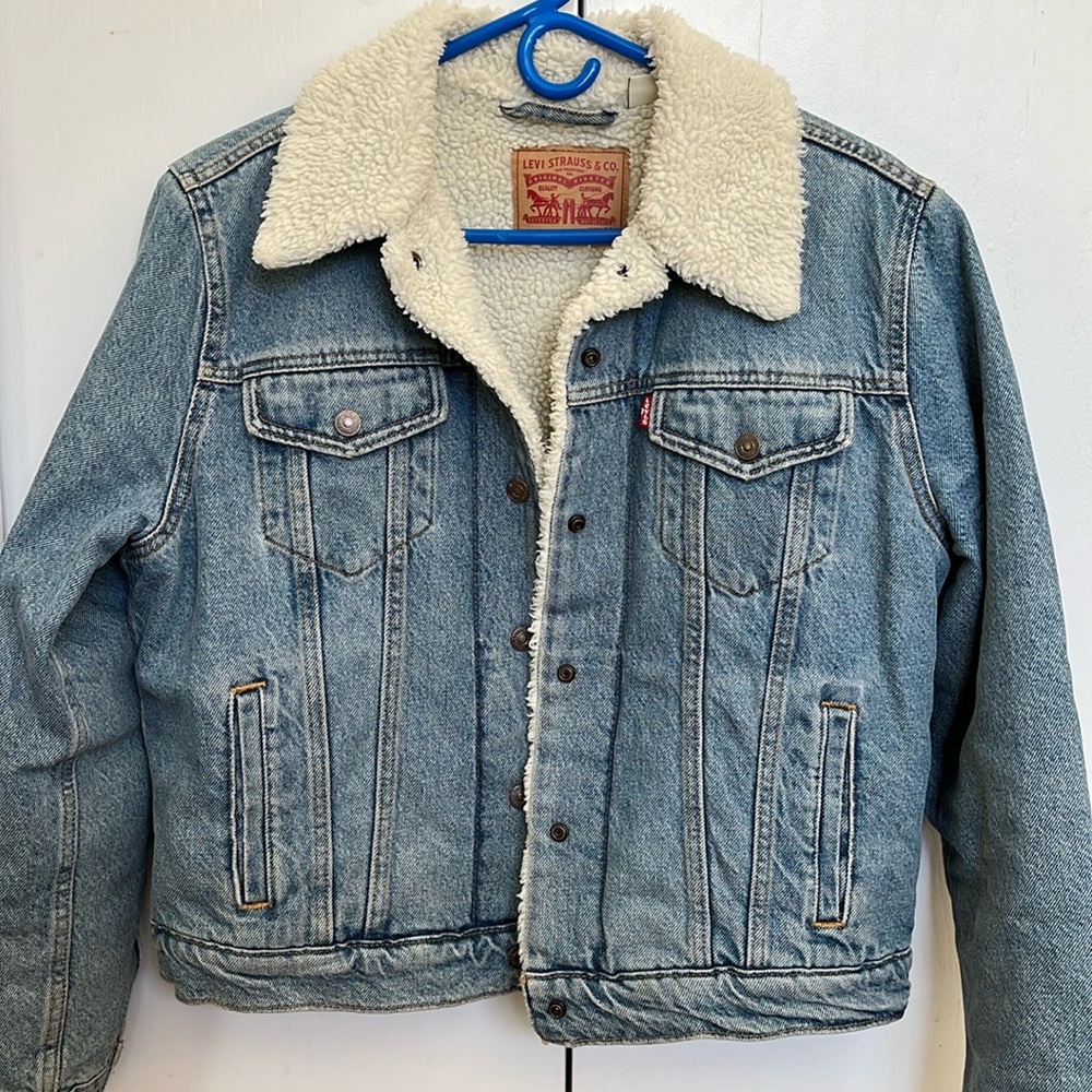 Cute Levi’s denim/sherpa jacket. Size medium.